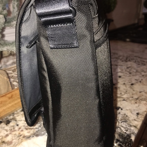 tumi corporate collection messenger
